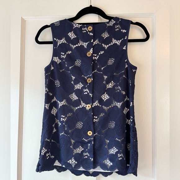 Lilly Pulitzer lona Lace Top Shell True Navy Two
Tone Lace Size XS - Picture 3 of 5